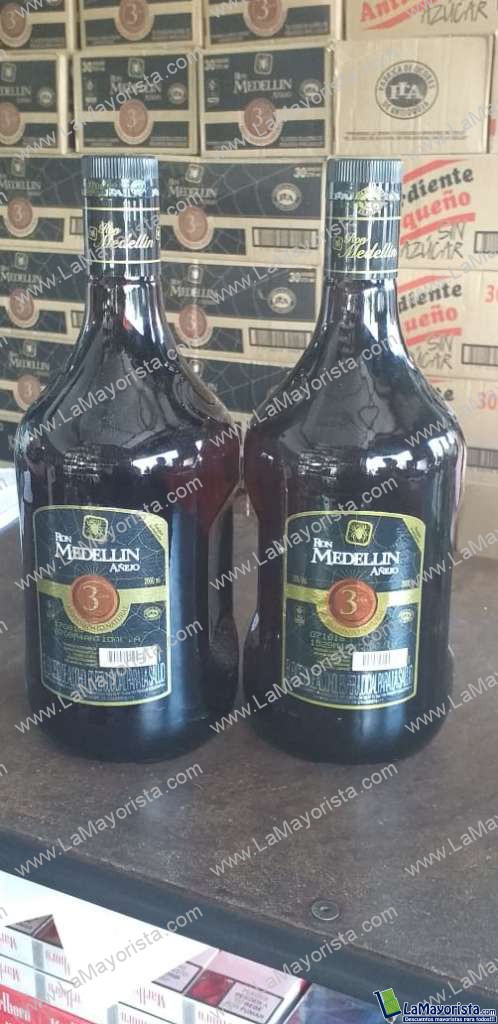 Ron Medellín garrafa