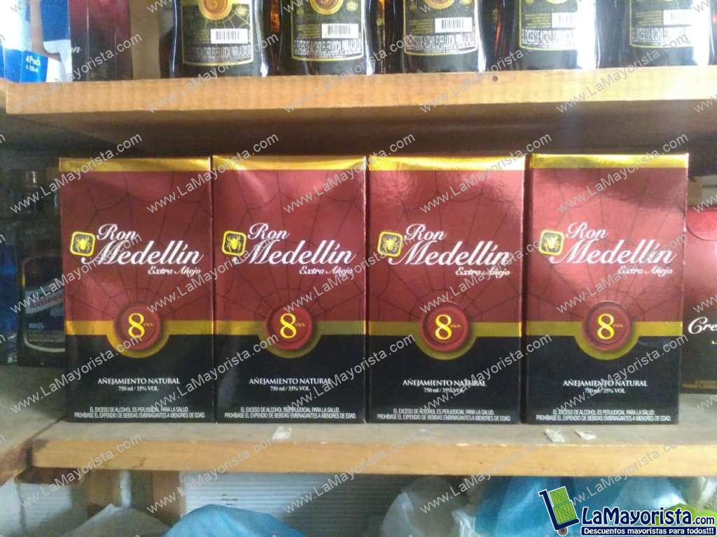 Ron Medellín 8 años Botella