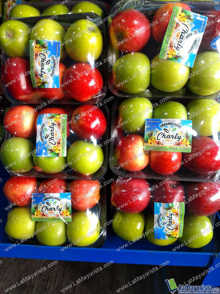 Manzana roja y verde en bandeja