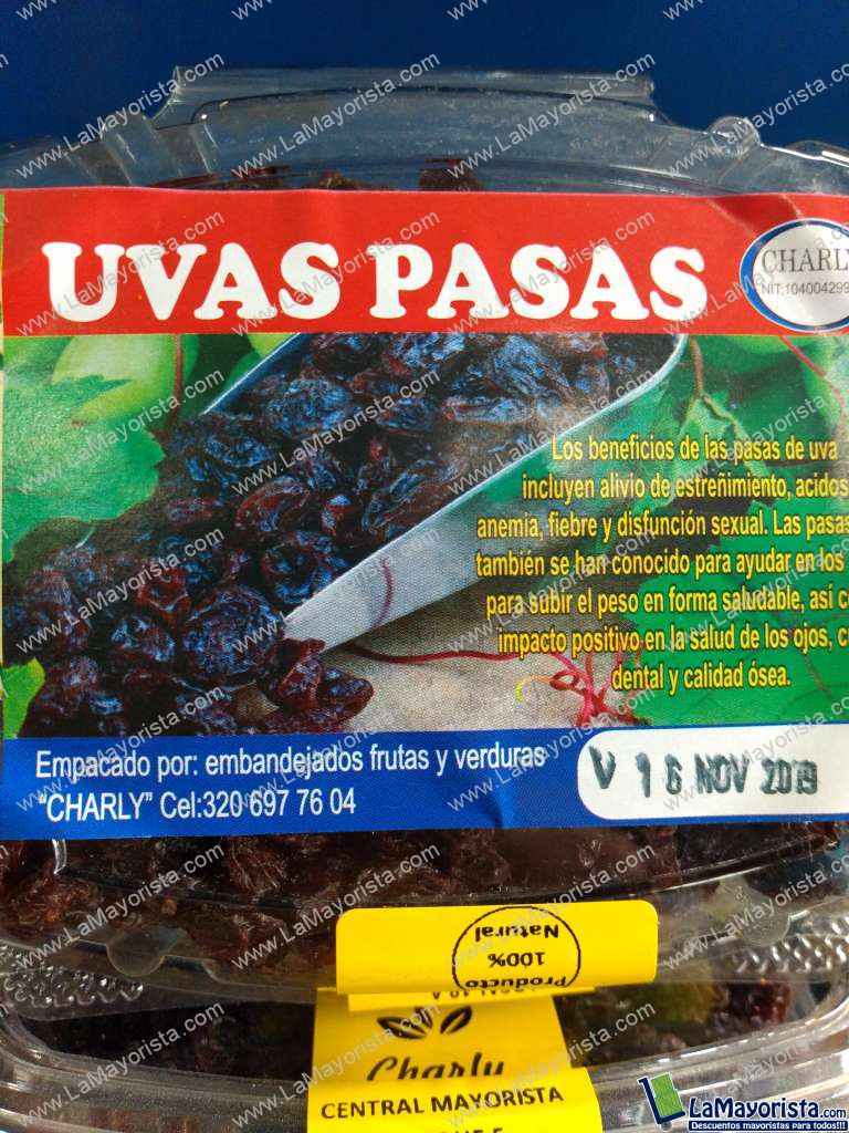 Uvas pasas en bandeja