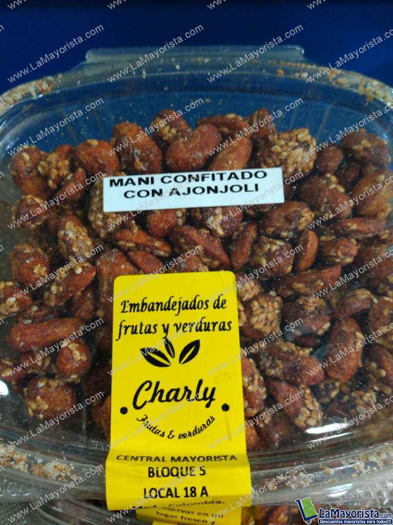 Mani confitado con ajonjolí en bandeja