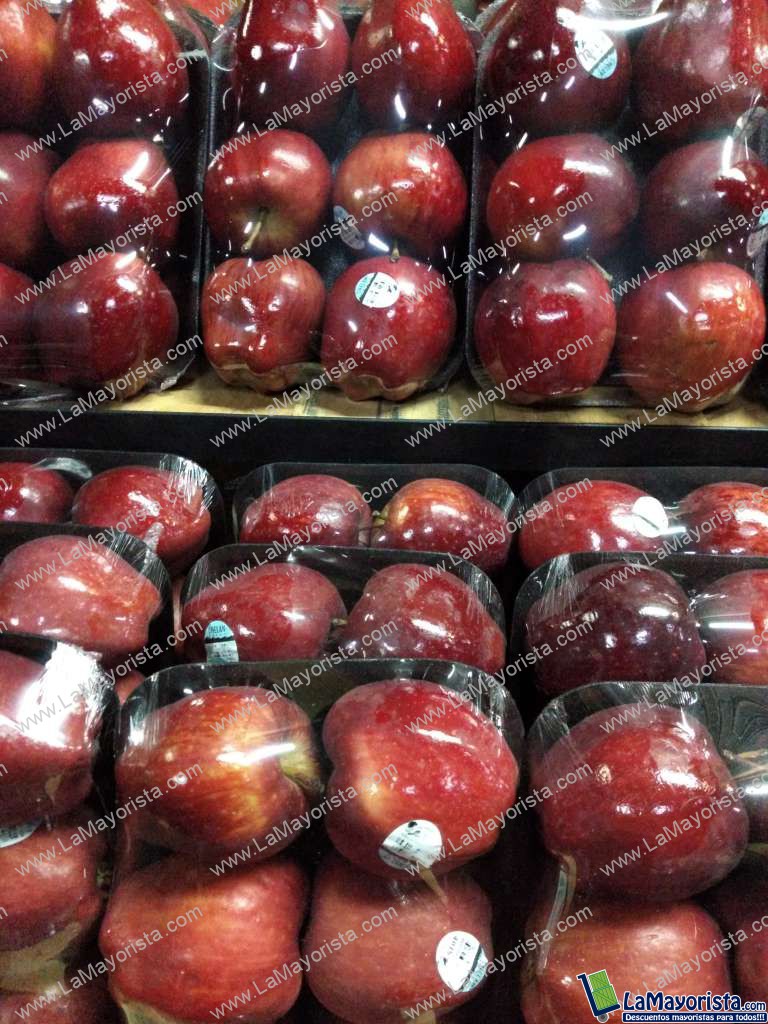 Manzana roja en bandeja
