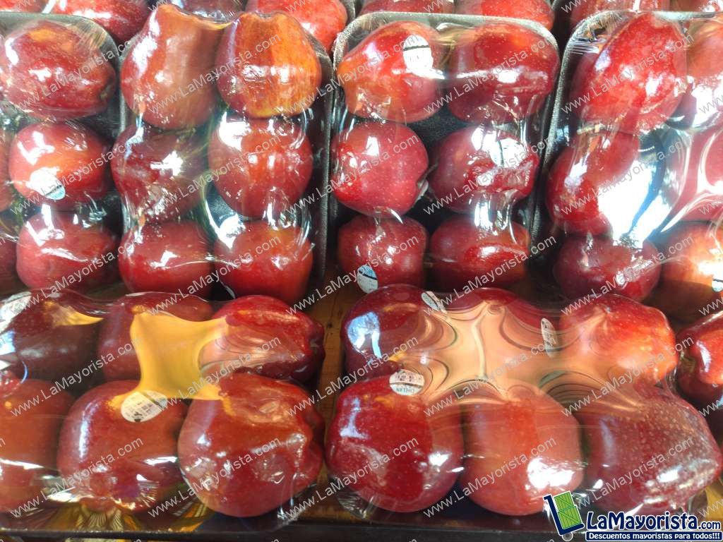 Manzana roja en bandeja