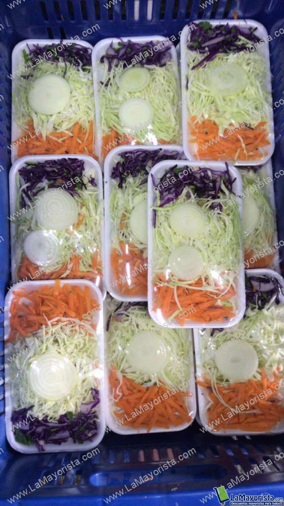 Ensalada de repollo en bandeja