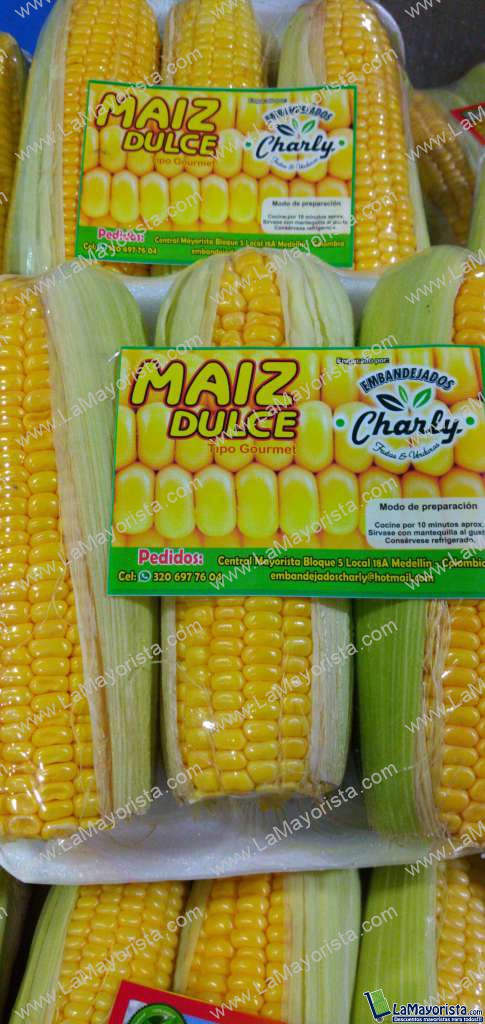 Maíz dulce en bandeja
