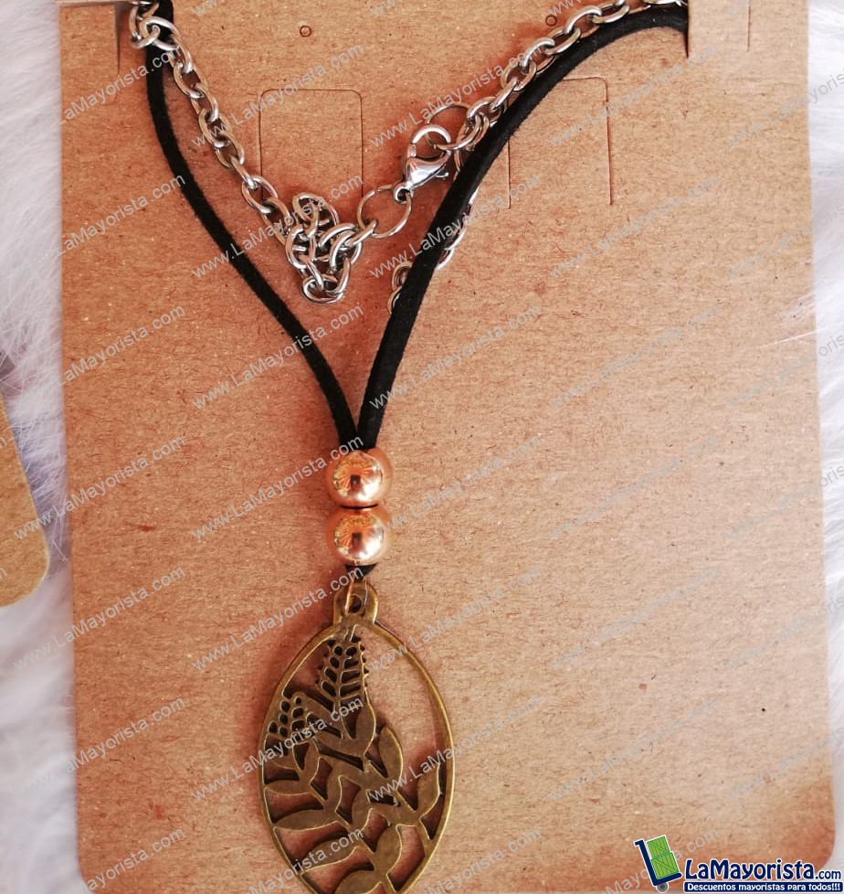 Collar en cuero y cadena de acero