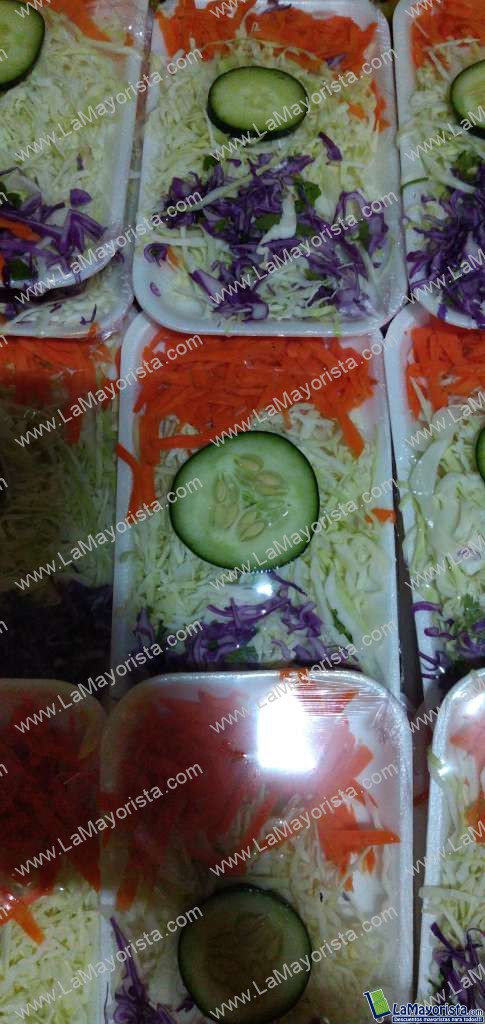 Ensalada de repollo en bandeja