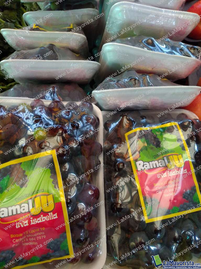 Uva isabella en bandeja