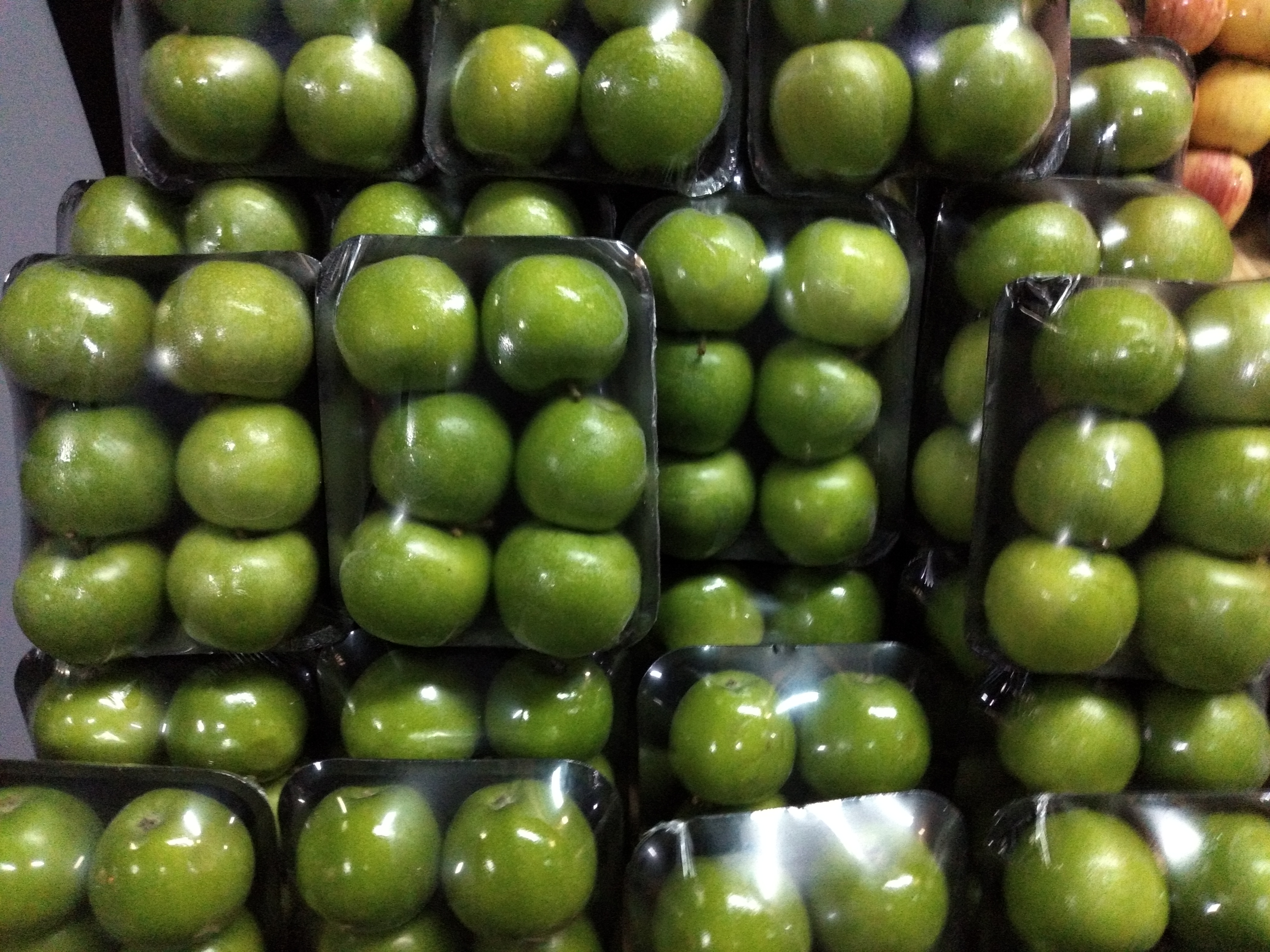 Manzana verde en bandeja