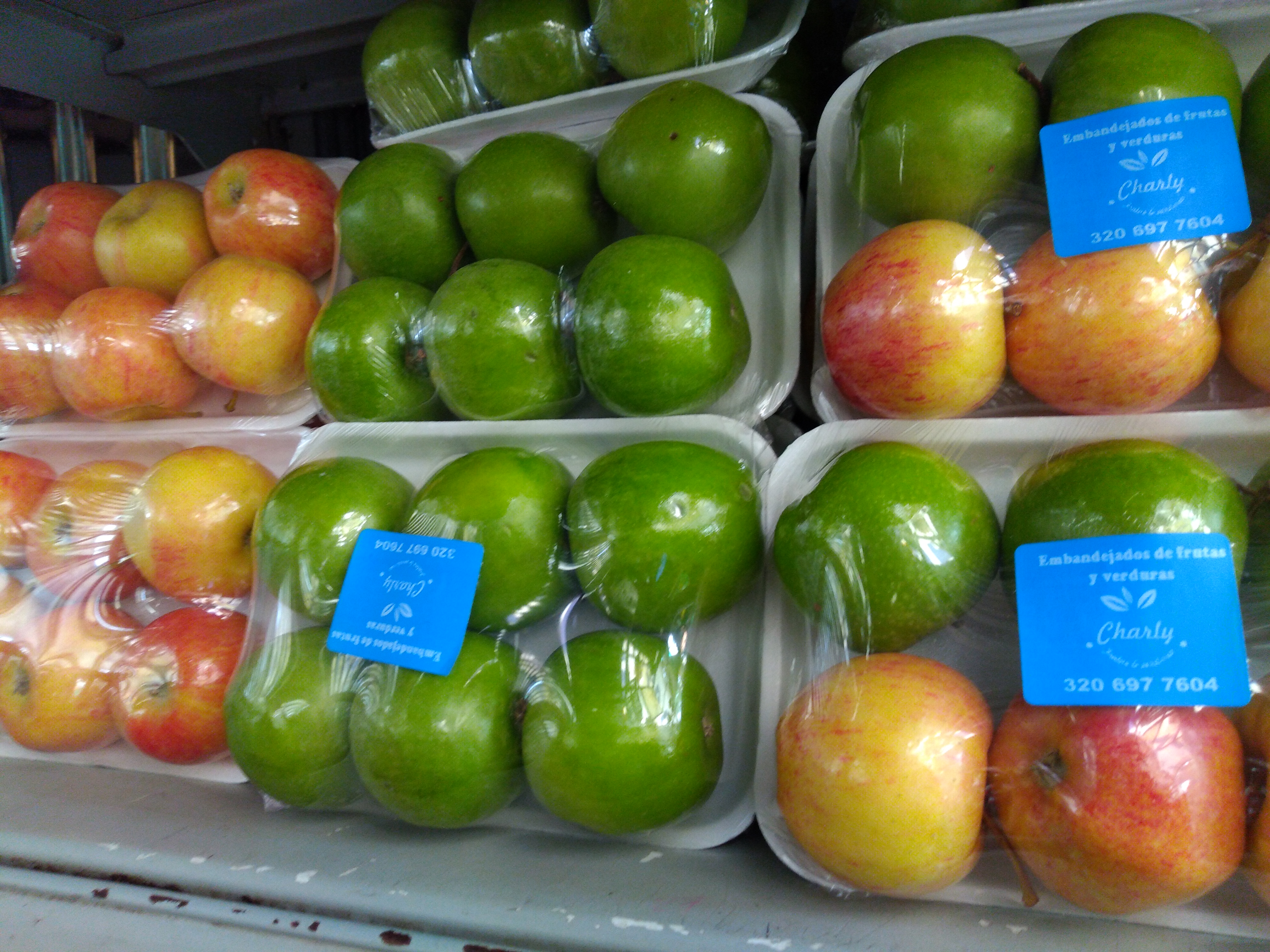 Manzana gala y verde en bandeja