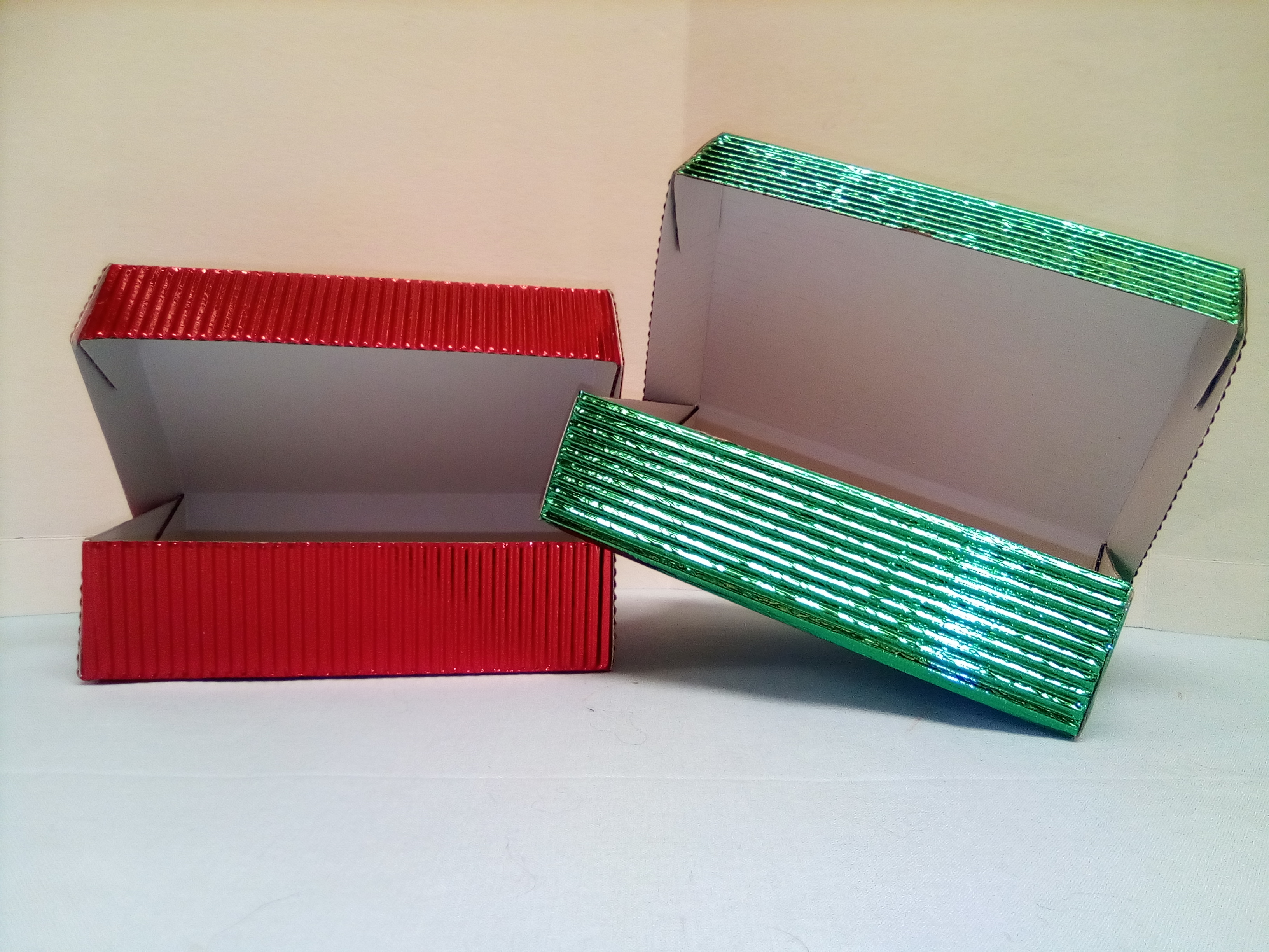 CAJAS CORRUGADAS, METALIZADAS. Surtidas.  Medidas: 13cm. X 10cm.