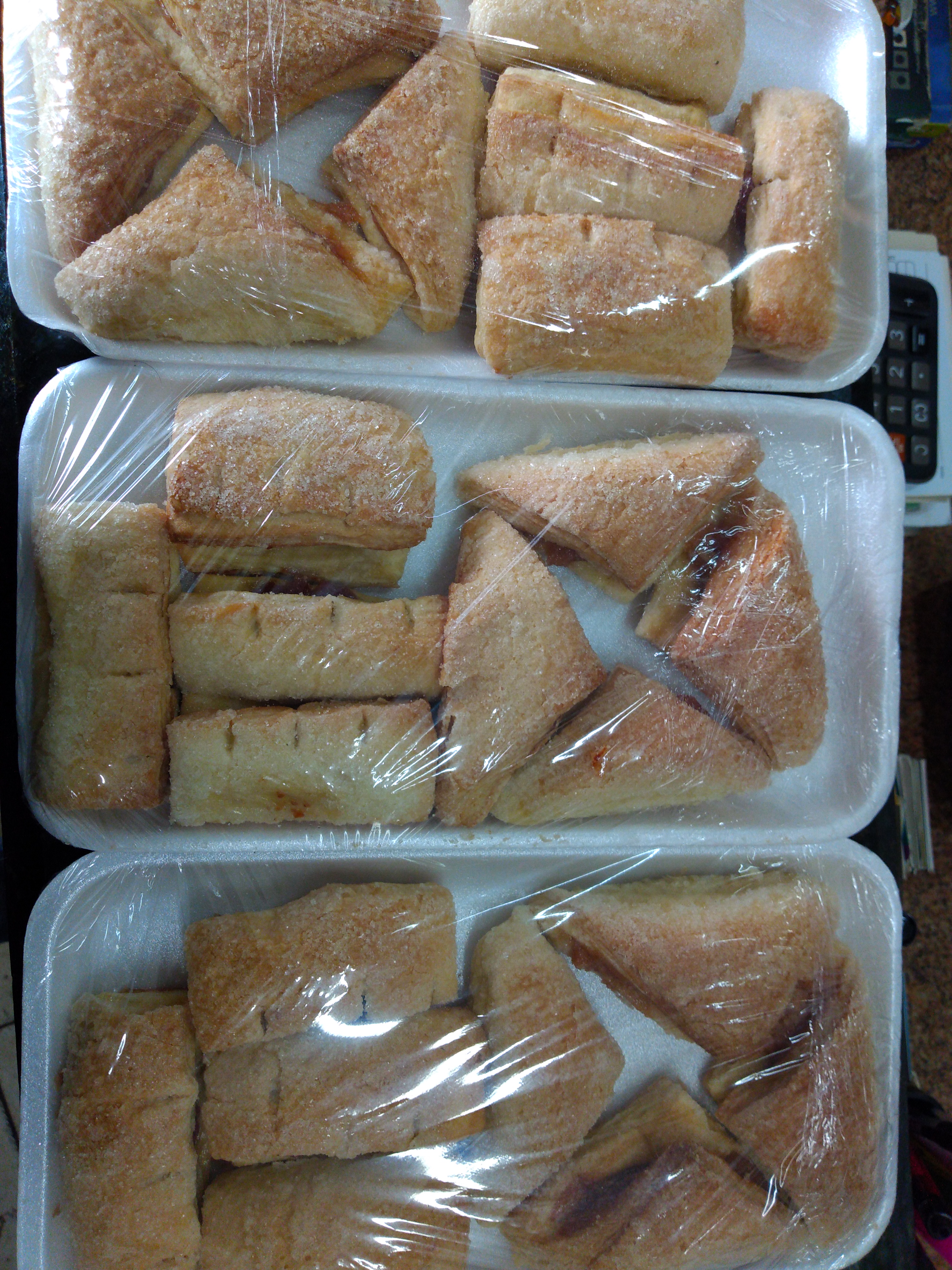 Pasteles de guayaba y arequipe en bandeja x 8