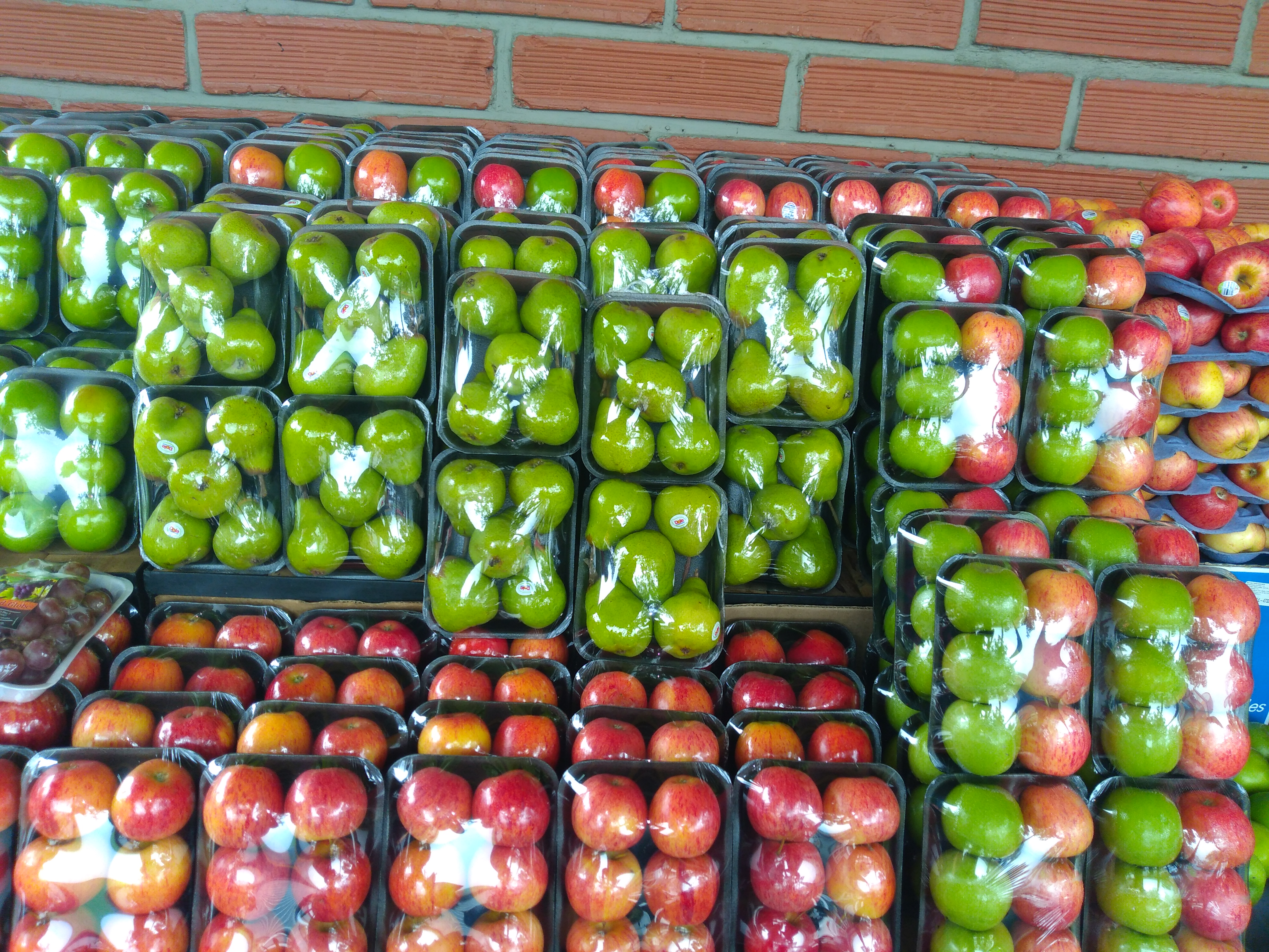 Bandeja de manzana roja, verde y pera