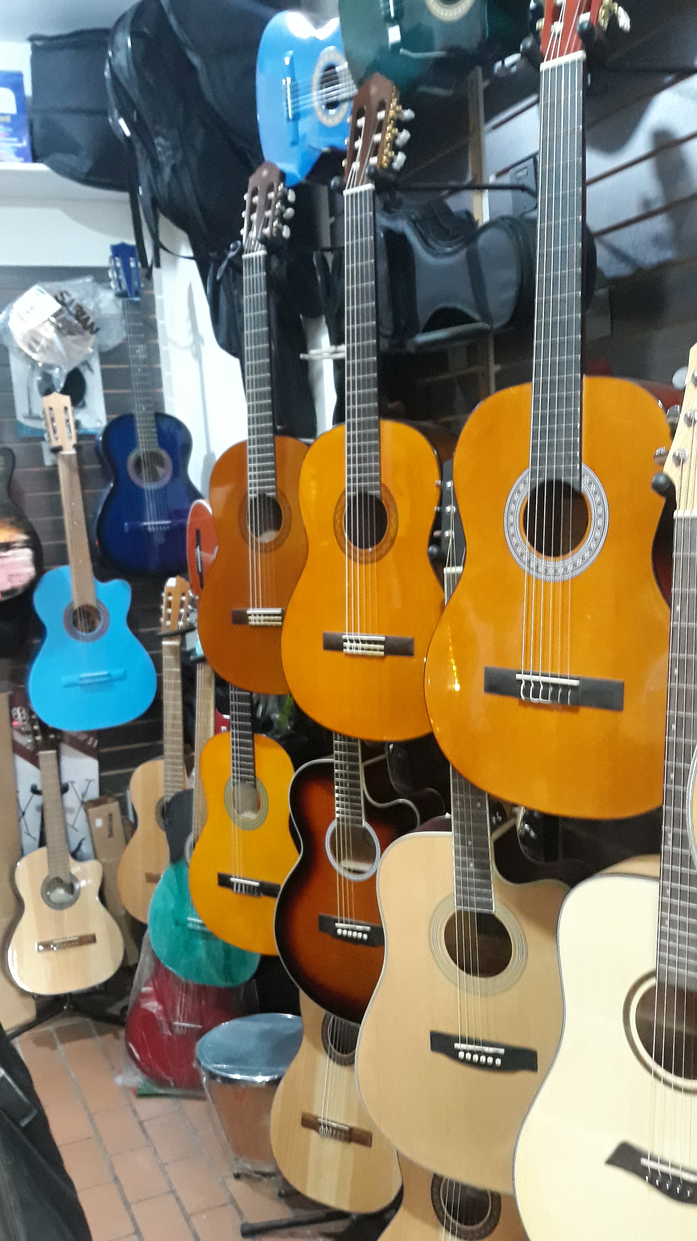 Guitarra Acustica  Pino Canadiense