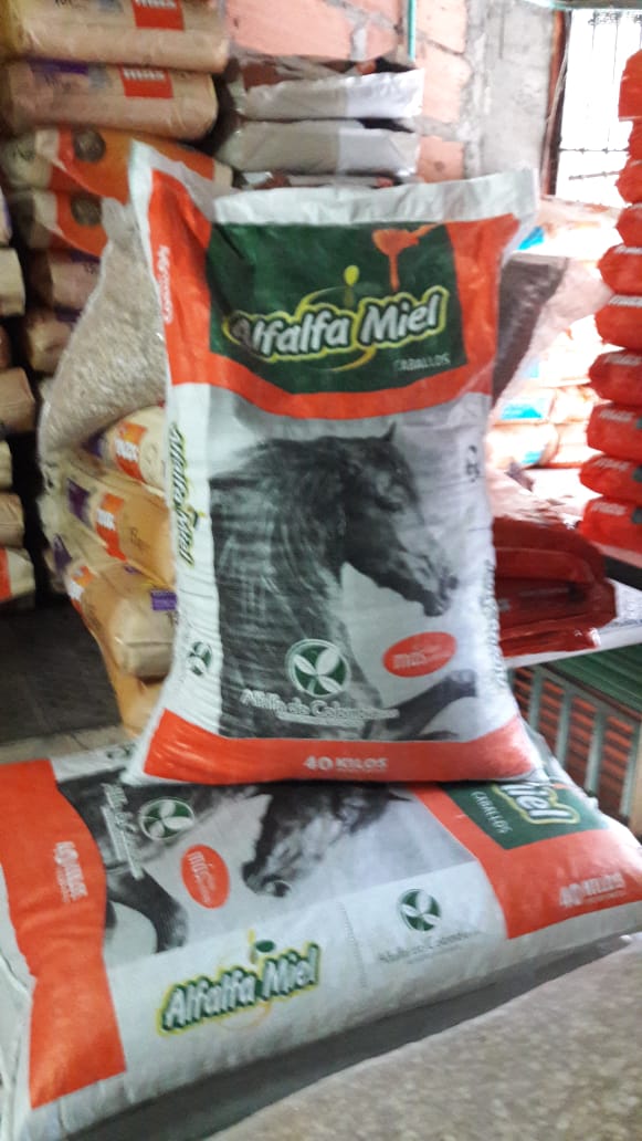 Alfalfa Miel bulto × 40 kg /Suplemento para Equinos