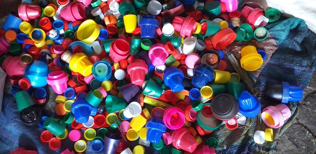 Tapas de plastico recicladas
