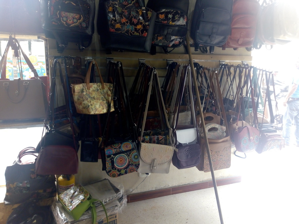 Bolso manos libres en cuero para dama