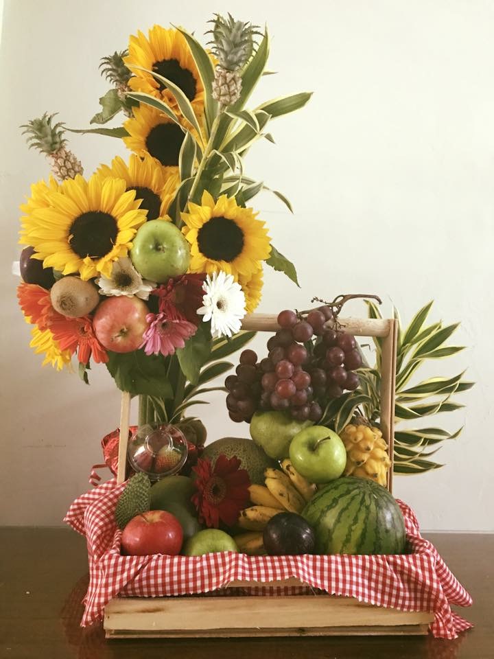 Anchetas de frutas con flores