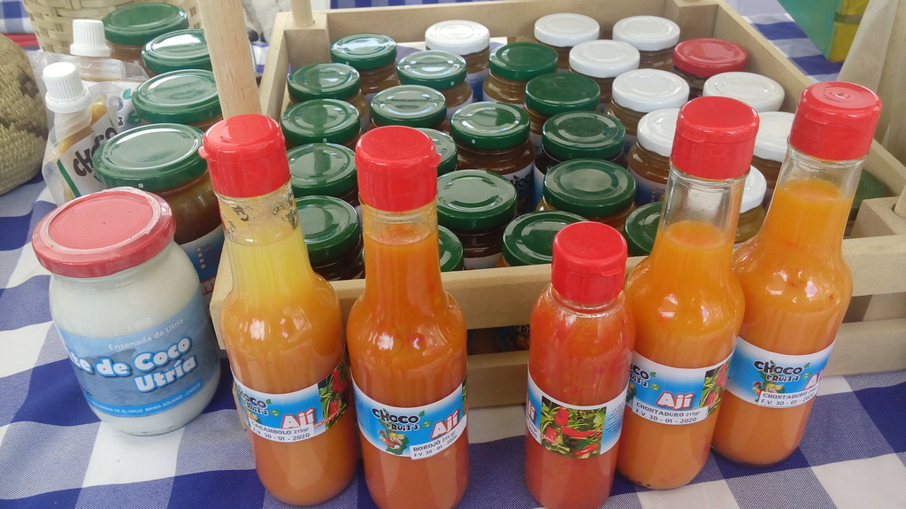 Botella de Ají sabores chontaduro borojó araczi carambolo