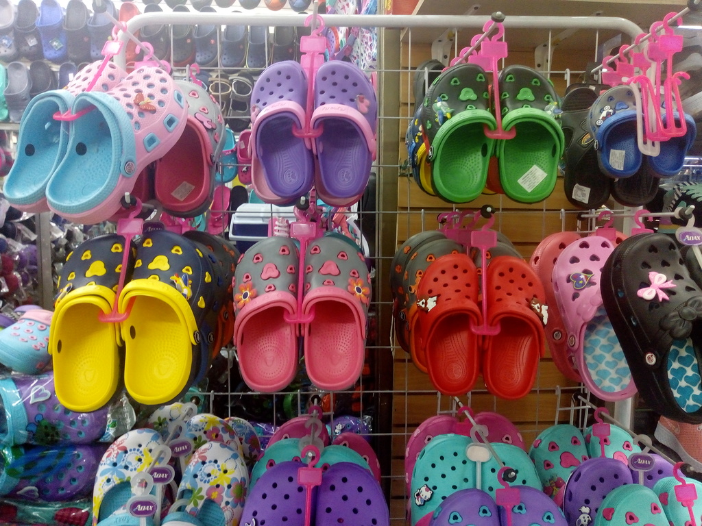 Chancla sueca tipo Crocs económica de la talla 25 a la 29