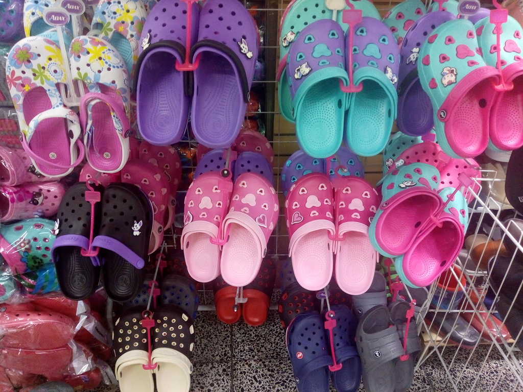 Chancla sueca tipo Crocs nacional de la talla 24 a la 29
