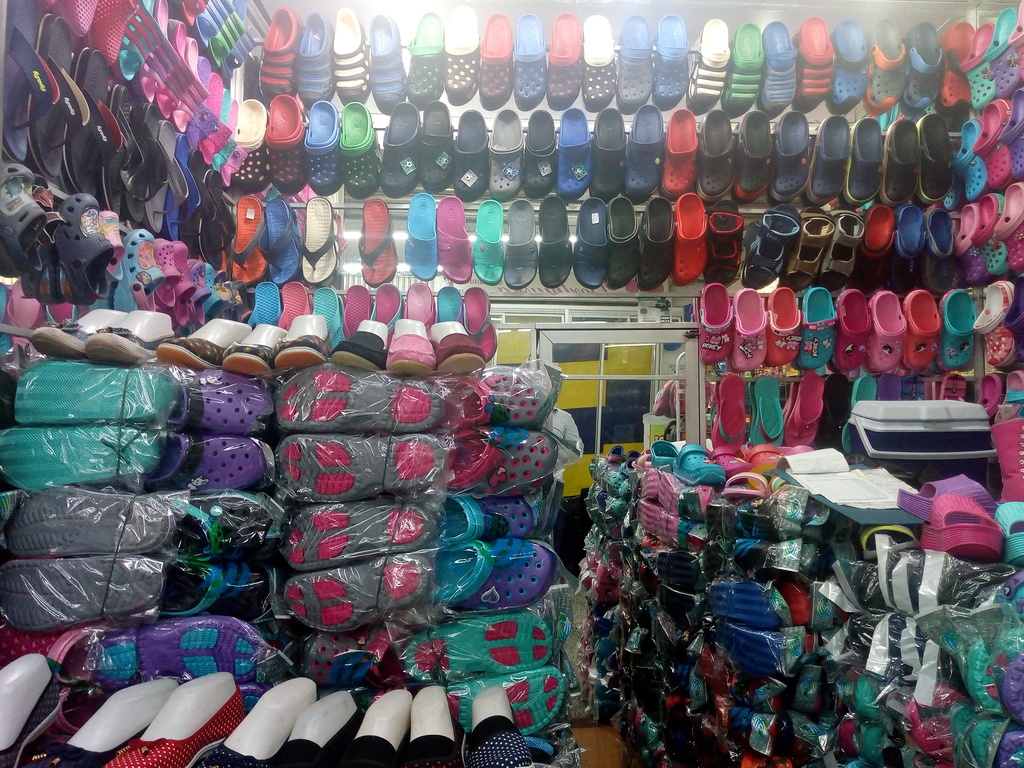 Chancla sueca tipo Crocs nacional de la talla 30 a la 35