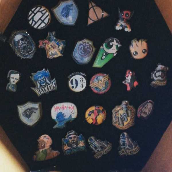 Pines en madera para bolsos o chaquetas, personalizables