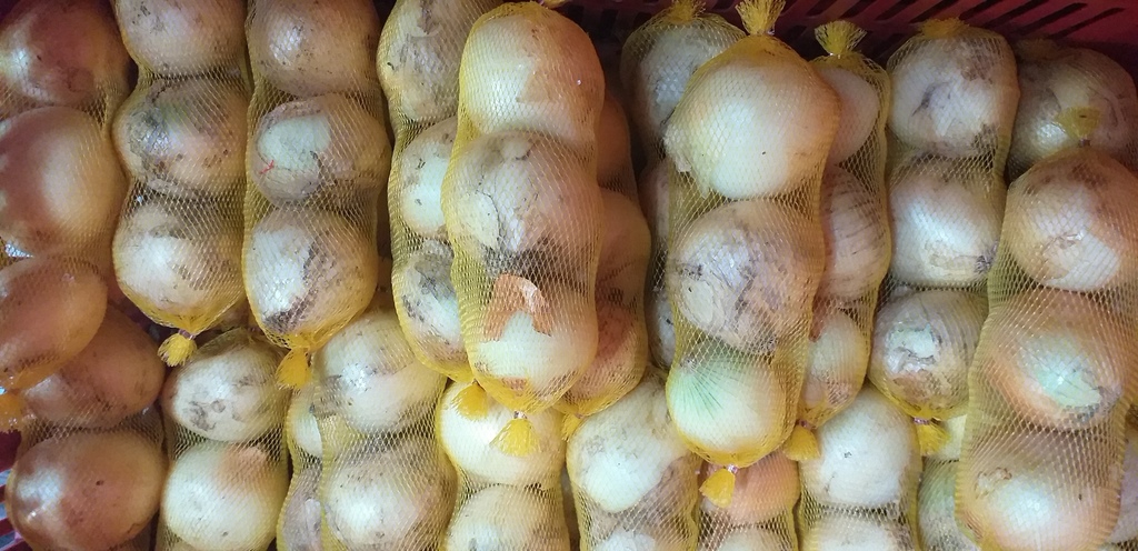 Cebolla en malla blanca