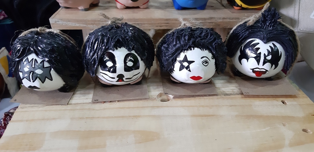 Alcancía barro. Diseño kiss