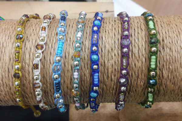 Manillas tejidas en macrame