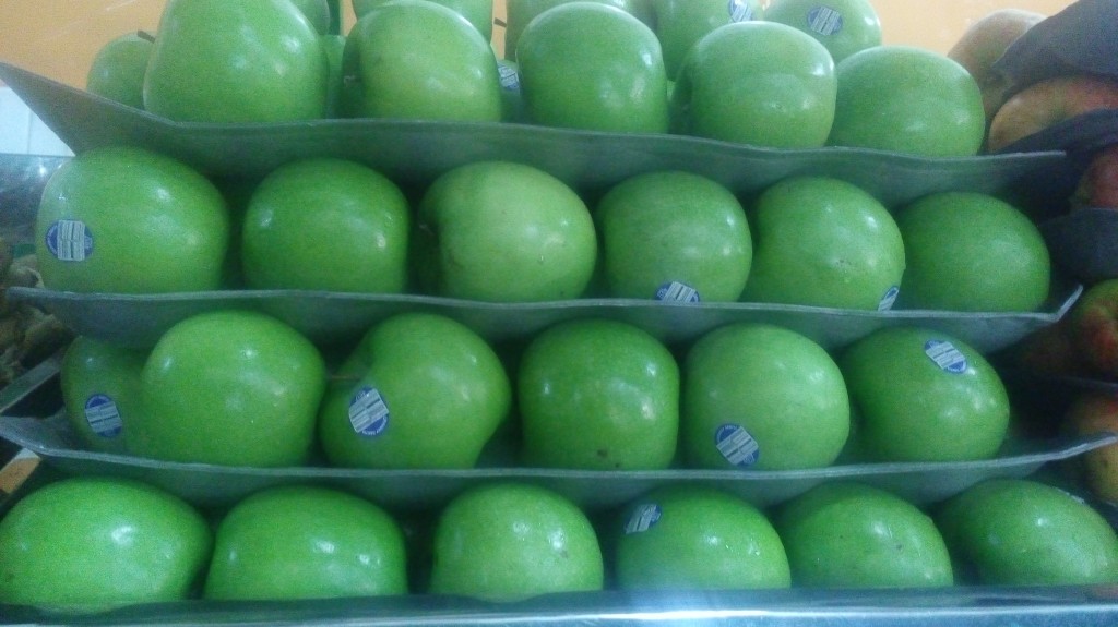 Manzana verde selecionada calibre 8