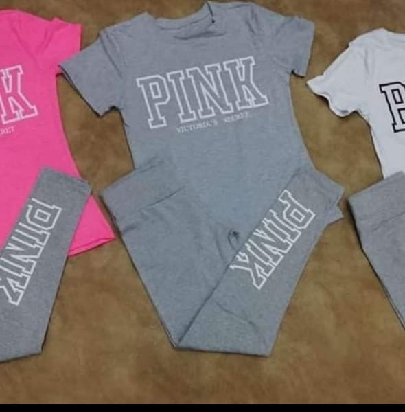 Conjunto deportivo de blusa y licra para dama