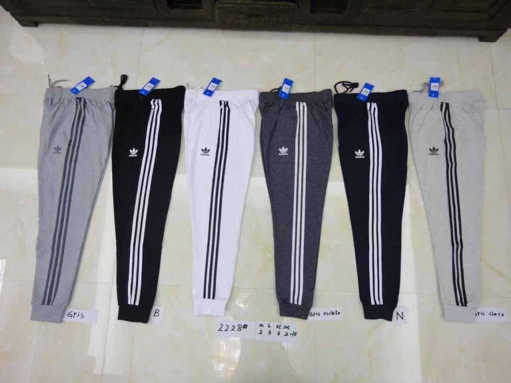 Pantalón joggers marca Adidas