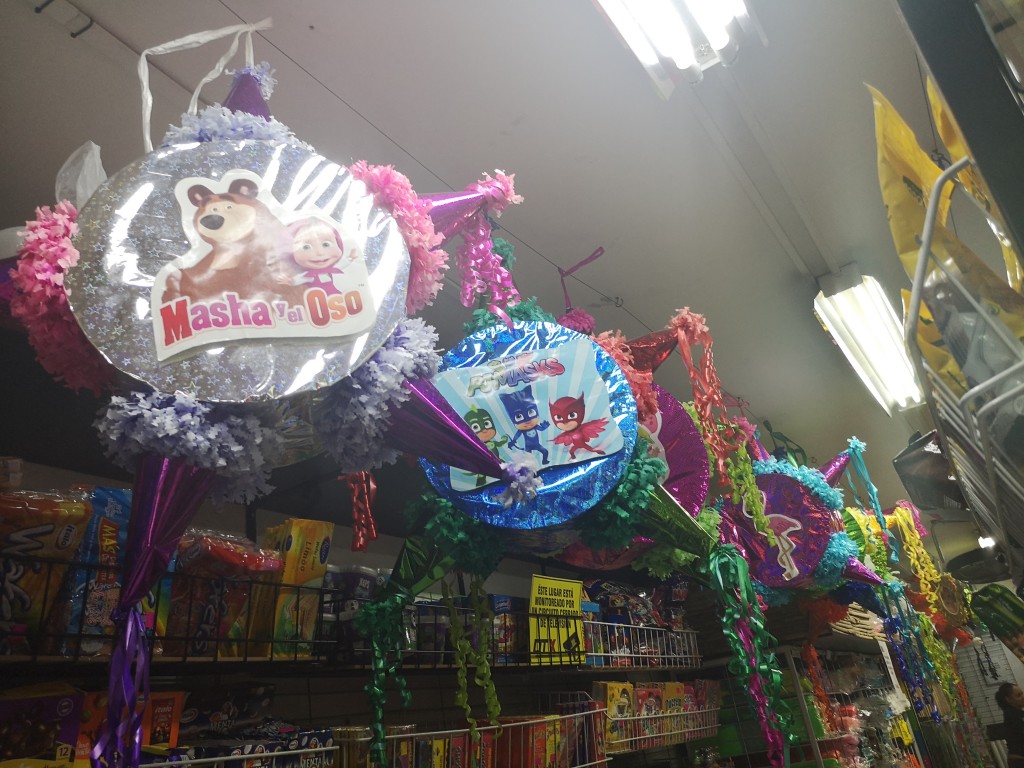 Piñatas con variedad en Temática