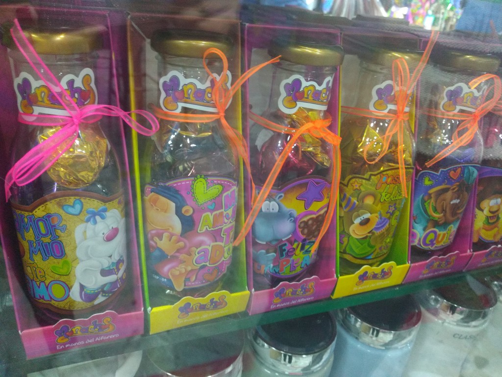 Botella con chocolates para obsequio