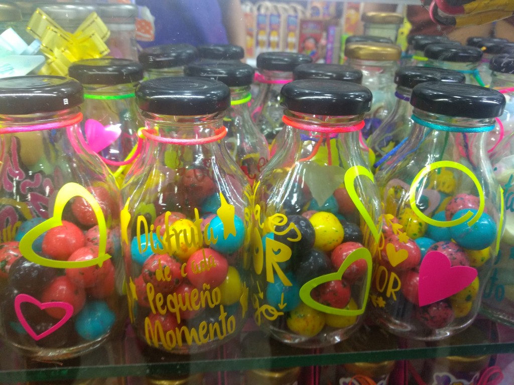 Botella con chocolates para obsequio