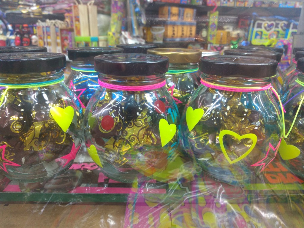Botella alcancía con chocolates para obsequio