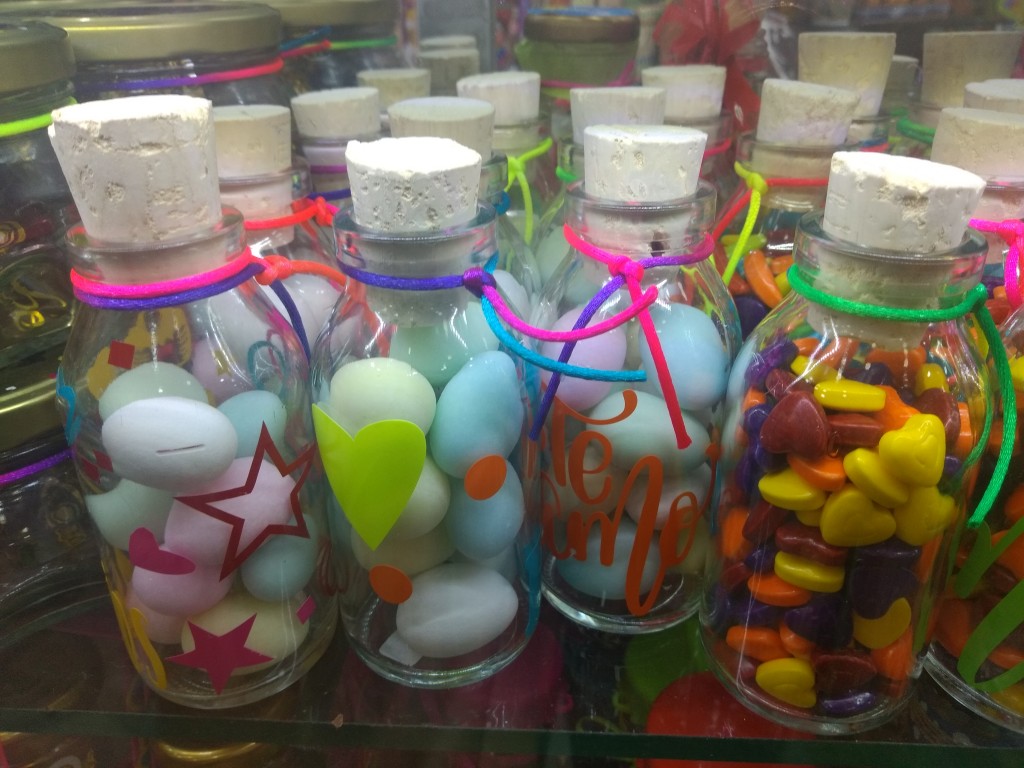 Botella con dulces para obsequio