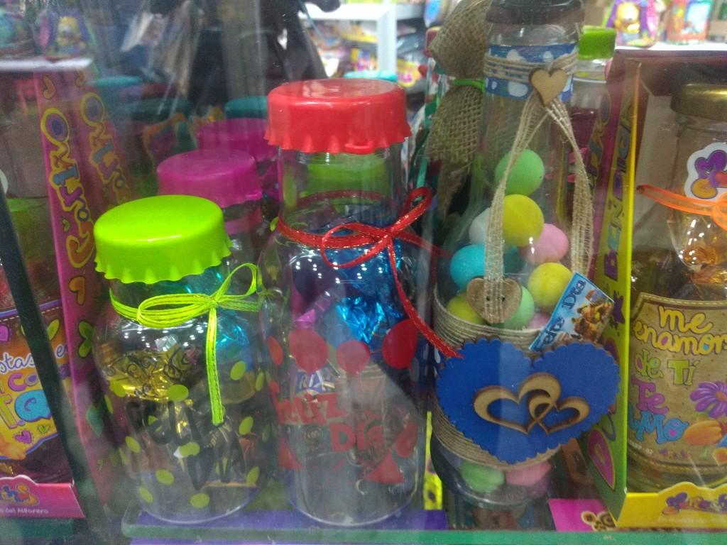 Botellas con almendras para obsequio
