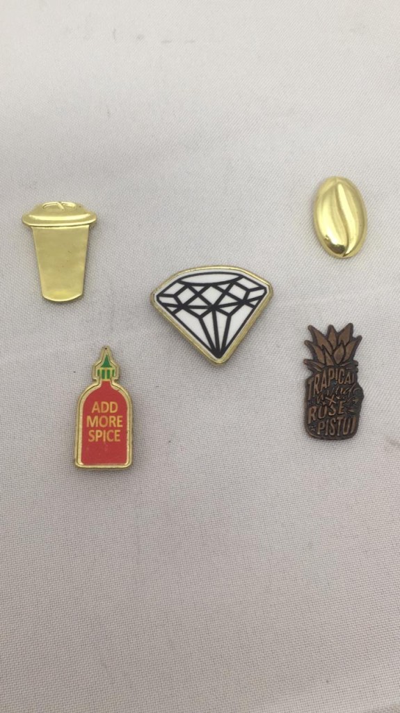 llaveros, pines y demás artículos para publicidad, hechos en zamak con diseño personalizado.