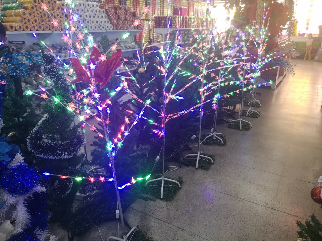 Árboles con luces navideñas