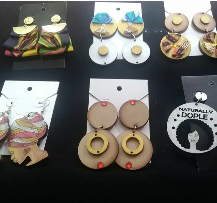 Aretes em madera y en tela africana