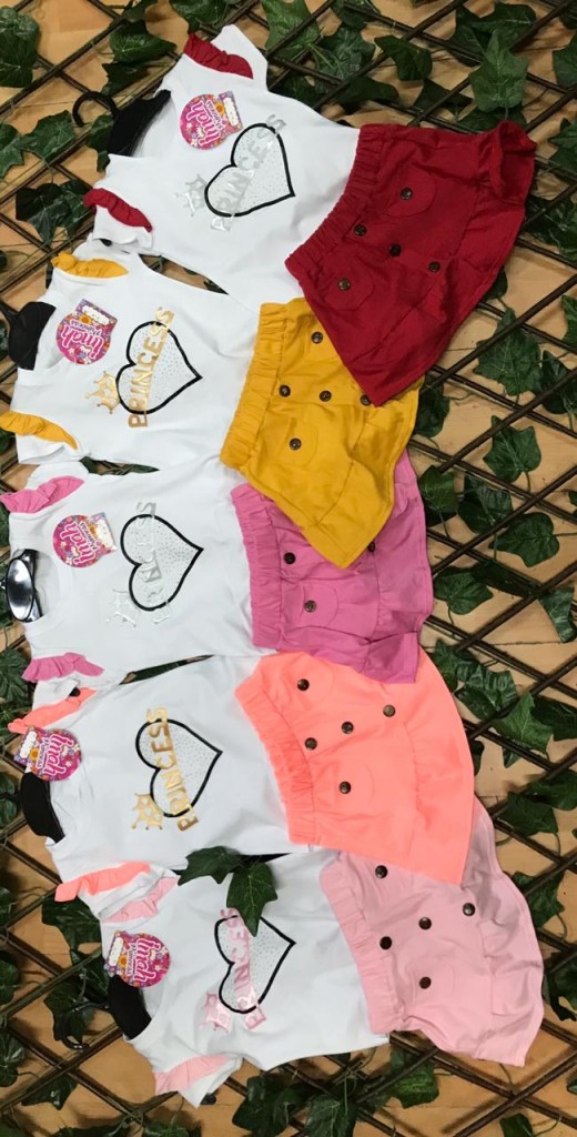Falda de niña y blusa
