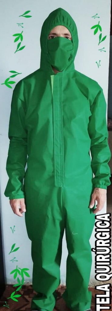 Traje en tela quirúrgica con tapabocas