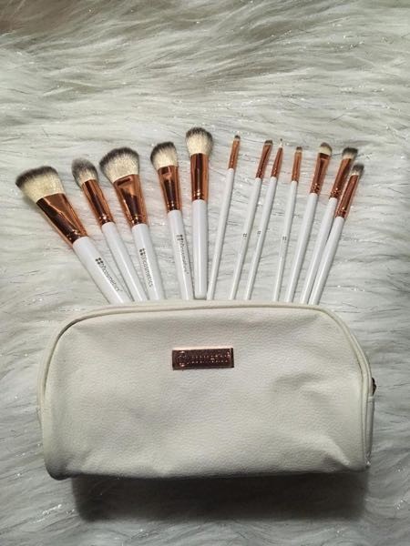 brocha cosmetiquera blanca x 12 und