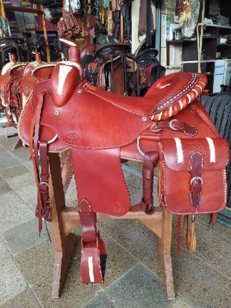Silla fina en cuero del valle, con cuchufo.