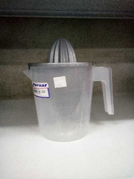 Jarra 1lt medidora con exprimidor Persal