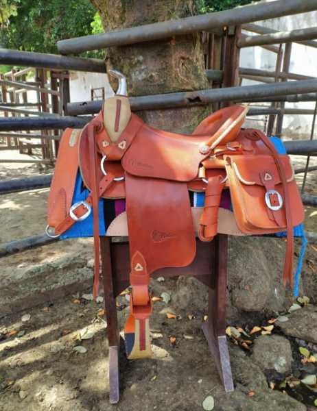 Silla fina en cuero del Valle, herraje americano, pechera, grupa