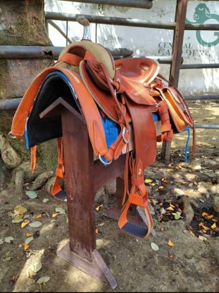 Silla fina en cuero del Valle, herraje americano, pechera, grupa