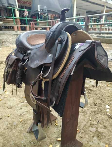 Silla fina en cuero del Valle, herraje americano